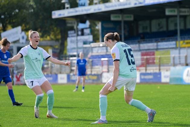 17.10.2025, Fußball, 2. Frauen-Bundesliga, 2025 2026, 8. Spieltag, SV Meppen - SG 99 Andernach Vanessa Zilligen (15 Andernach) und Carolin Schraa (7 Andernach) jubeln nach dem 1:0 Führungstreffer.