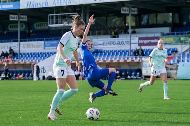 17.10.2025, Fußball, 2. Frauen-Bundesliga, 2025 2026, 8. Spieltag, SV Meppen - SG 99 Andernach Chantal Danique Schouwstra (20 Meppen) springt in den Schuss von Carolin Schraa (7 Andernach).