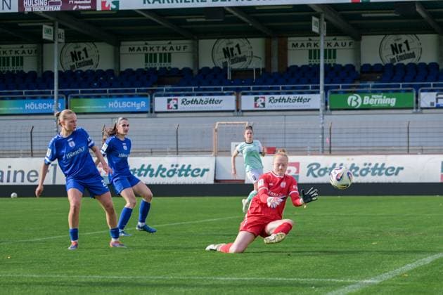 17.10.2025, Fußball, 2. Frauen-Bundesliga, 2025 2026, 8. Spieltag, SV Meppen - SG 99 Andernach Thea Farwick (1 Meppen) blockt den Ball.