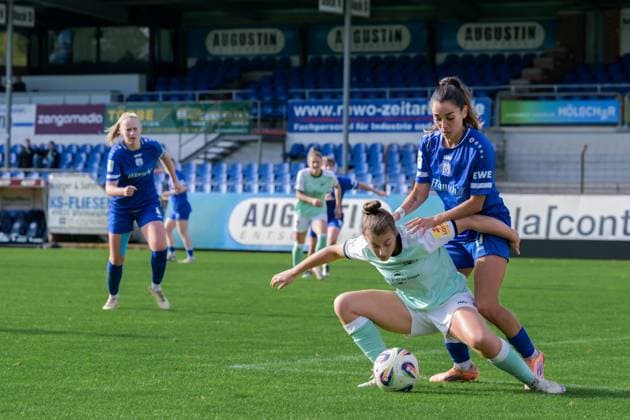17.10.2025, Fußball, 2. Frauen-Bundesliga, 2025 2026, 8. Spieltag, SV Meppen - SG 99 Andernach Sarah Preuss (11 Meppen) hält Leonie Wäschenbach (17 Andernach) fest.