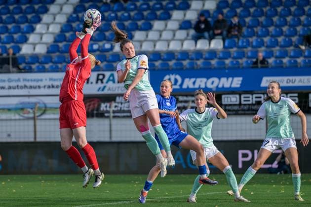 17.10.2025, Fußball, 2. Frauen-Bundesliga, 2025 2026, 8. Spieltag, SV Meppen - SG 99 Andernach Thea Farwick (1 Meppen) fängt den Ball vor Maren Weingarz (8 Andernach) ab.