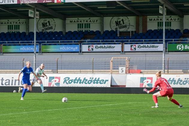 17.10.2025, Fußball, 2. Frauen-Bundesliga, 2025 2026, 8. Spieltag, SV Meppen - SG 99 Andernach Isabel Pfeiffer (21 Andernach) schießt auf das Tor.