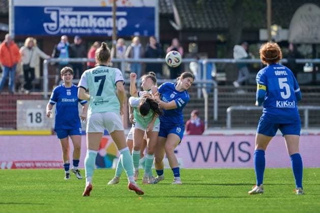 17.10.2025, Fußball, 2. Frauen-Bundesliga, 2025 2026, 8. Spieltag, SV Meppen - SG 99 Andernach Anouk Blaschka (10 Meppen) im Duell mit Lisa Kossmann (6 Andernach) und Leonie Wäschenbach (17 Andernach).