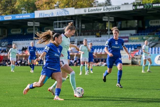 17.10.2025, Fußball, 2. Frauen-Bundesliga, 2025 2026, 8. Spieltag, SV Meppen - SG 99 Andernach Genesis Soraya Castrellon (17 Meppen) und Carolin Schraa (7 Andernach) im Zweikampf.