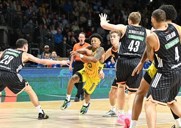 19.10.2025, xlakx, Basketball easyCredit BBL Pokal Achtelfinale, Alba Berlin - Ratiopharm Ulm v.l. Diego Garavaglia (Ratiophram Ulm), Boogie Ellis (Alba Berlin), Tobias Jensen (Ratiophram Ulm) Christian Sengfelder (Ratiophram Ulm), Christopher Ledlum (Ratiophram Ulm) Zweikampf, Duell, Kampf, tackle Berlin
