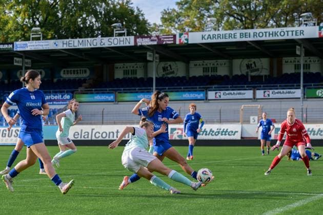 17.10.2025, Fußball, 2. Frauen-Bundesliga, 2025 2026, 8. Spieltag, SV Meppen - SG 99 Andernach Leonie Wäschenbach (17 Andernach) versucht den Ball noch auf das Tor zu bekommen. Sarah Preuss (11 Meppen) kann den Ball nicht mehr blocken.