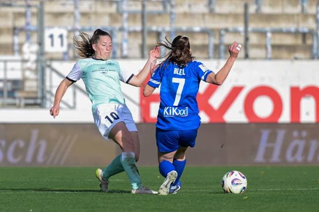 17.10.2025, Fußball, 2. Frauen-Bundesliga, 2025 2026, 8. Spieltag, SV Meppen - SG 99 Andernach Leonie Krump (10 Andernach) im Zweikampf mit Marie Bleil (7 Meppen).