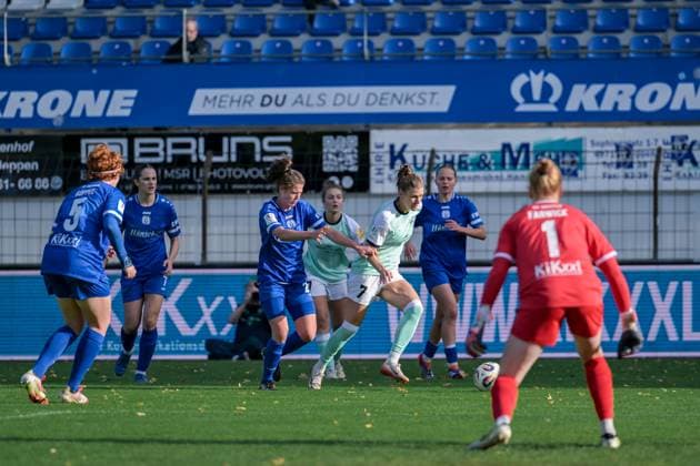 17.10.2025, Fußball, 2. Frauen-Bundesliga, 2025 2026, 8. Spieltag, SV Meppen - SG 99 Andernach Carolin Schraa (7 Andernach) dribbelt sich durch die Abwehr.