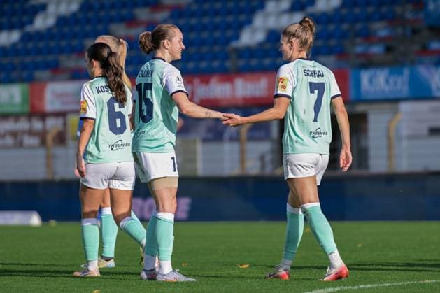 17.10.2025, Fußball, 2. Frauen-Bundesliga, 2025 2026, 8. Spieltag, SV Meppen - SG 99 Andernach Vanessa Zilligen (15 Andernach) und Carolin Schraa (7 Andernach) klatschen sich nach ihren Toren ab.