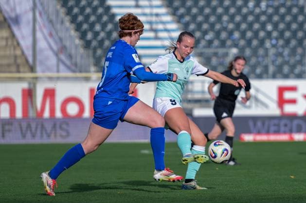 17.10.2025, Fußball, 2. Frauen-Bundesliga, 2025 2026, 8. Spieltag, SV Meppen - SG 99 Andernach Paula Petri (9 Andernach) spielt den Ball vor der heraneilenden Paula Petri (9 Andernach).