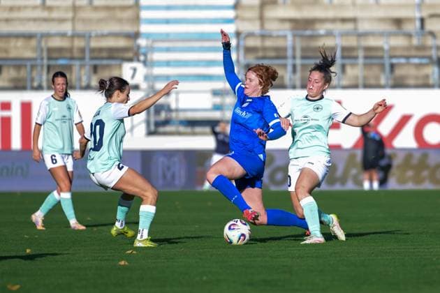 17.10.2025, Fußball, 2. Frauen-Bundesliga, 2025 2026, 8. Spieltag, SV Meppen - SG 99 Andernach Leonie Krump (10 Andernach) attackiert Lena Maria Göppel (5 Meppen).