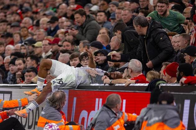Football - FA Premier League - Liverpool FC v Manchester United, ManU FC LIVERPOOL, ENGLAND - Sunday, October 19, 2025: Manchester United s Matheus Cunha falls into the Liverpool supporters during the FA Premier League match between Liverpool FC and Manchester United FC at Anfield. (Photo by David Rawcliffe Propaganda) LIVERPOOL Anfield MERSEYSIDE ENGLAND  Copyright: xDavidxRawcliffex P2025-10-19-Liverpool_Man_Utd-107