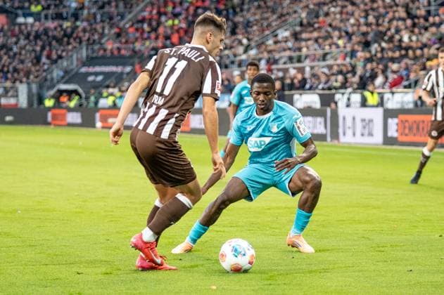Deutschland, Fussball, 1. Bundesliga, 7. Spieltag 2025 2026, FC St. Pauli - TSG Hoffenheim am 19.10. in Hamburg (Millerntor-Stadion): Arkadiusz Pyrka (FC St. Pauli 11) und Bazoumana TourÃ (TSG Hoffenheim 29) Copyright: xSvenxHeidmannx