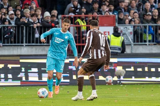 Deutschland, Fussball, 1. Bundesliga, 7. Spieltag 2025 2026, FC St. Pauli - TSG Hoffenheim am 19.10. in Hamburg (Millerntor-Stadion): Andrej Kramaric (TSG Hoffenheim 27) im Zweikampf mit Danel Sinani (FC St. Pauli 10) Copyright: xSvenxHeidmannx