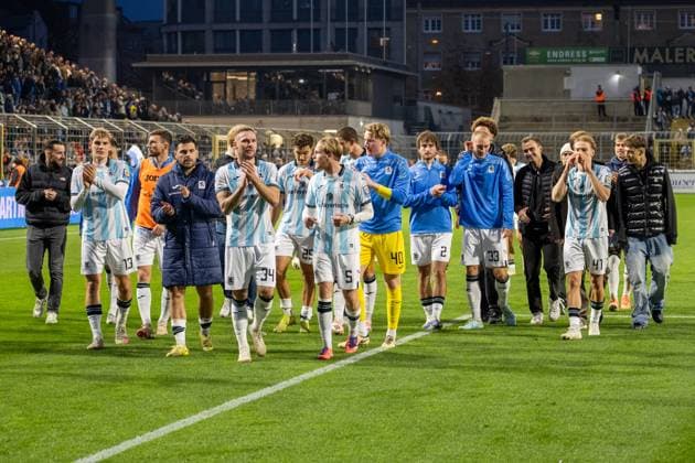 Das Team TSV 1860 Muenchen nach dem 3:1 auf dem Weg zu den Fans, TSV 1860 Muenchen vs. MSV Duisburg, 3. Liga, 11. Spieltag, 19.10.2025 DFB regulations prohibit any use of photographs as image sequences and or quasi-video Muenchen Bayern Deutschland