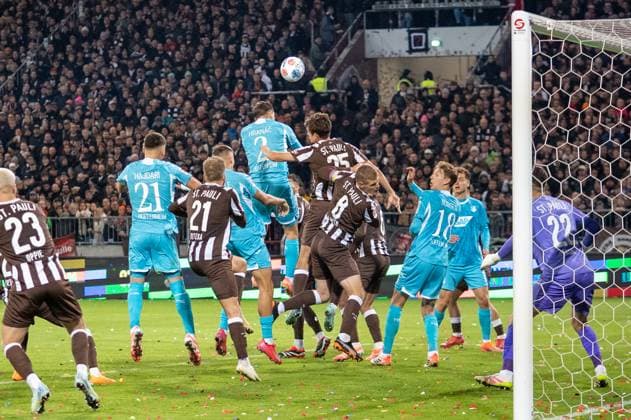 Deutschland, Fussball, 1. Bundesliga, 7. Spieltag 2025 2026, FC St. Pauli - TSG Hoffenheim am 19.10. in Hamburg (Millerntor-Stadion): Chance nach Eckball für Tim Lemperle (TSG Hoffenheim 19) Copyright: xSvenxHeidmannx
