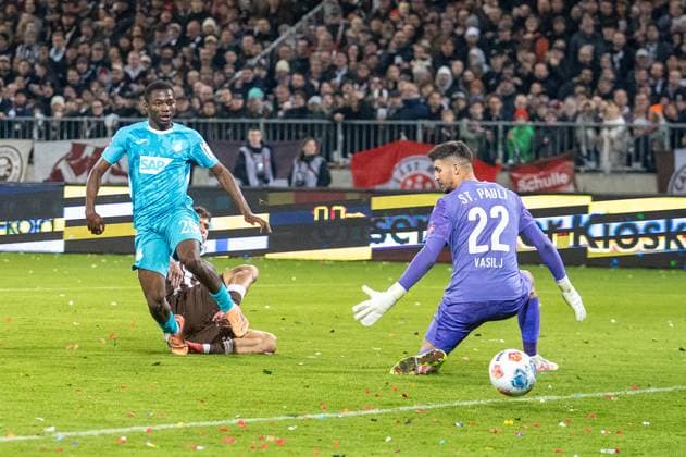 Deutschland, Fussball, 1. Bundesliga, 7. Spieltag 2025 2026, FC St. Pauli - TSG Hoffenheim am 19.10. in Hamburg (Millerntor-Stadion): 0:1 durch Bazoumana TourÃ (TSG Hoffenheim 29) Copyright: xSvenxHeidmannx
