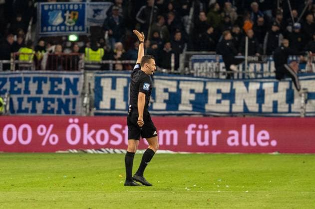Deutschland, Fussball, 1. Bundesliga, 7. Spieltag 2025 2026, FC St. Pauli - TSG Hoffenheim am 19.10. in Hamburg (Millerntor-Stadion): Schiedsrichter Sven Jablonski nimmt das 1:3 von St. Pauli aufgrund von Abseits zurück. Copyright: xSvenxHeidmannx