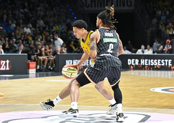 19.10.2025, xlakx, Basketball easyCredit BBL Pokal Achtelfinale, Alba Berlin - Ratiopharm Ulm v.l. Jack Kayil (Alba Berlin), Bryce Brown (Ratiophram Ulm) Zweikampf, Duell, Kampf, tackle Berlin