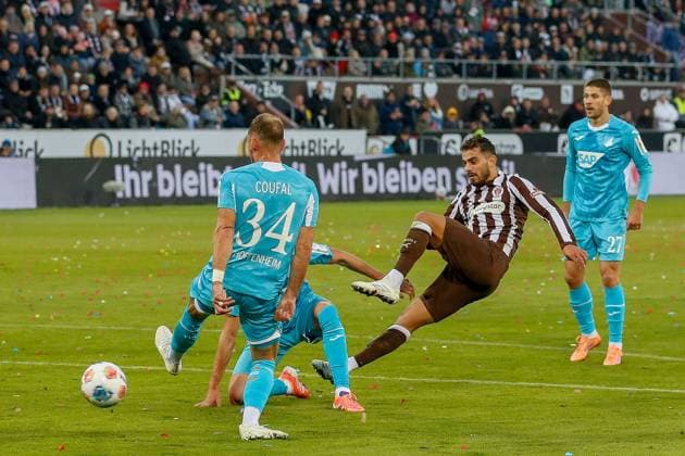 Danel Sinani ( Pauli ) 21 Albian Hajdari 34 Vladimír Coufal ( Hoffenheim ) Deutschland , Hamburg , Millerntorstadion , Fussball , 1. Bundesliga , FC St Pauli - TSG Hoffenheim