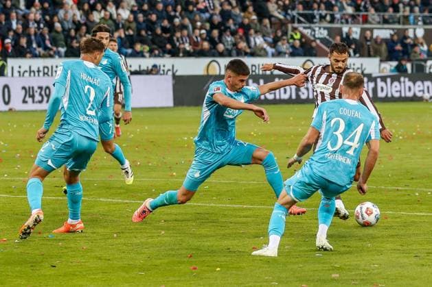 Danel Sinani ( Pauli ) 21 Albian Hajdari 34 Vladimír Coufal ( Hoffenheim ) Deutschland , Hamburg , Millerntorstadion , Fussball , 1. Bundesliga , FC St Pauli - TSG Hoffenheim