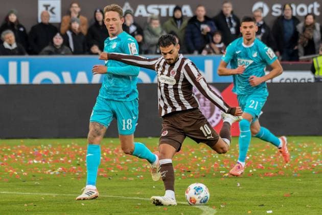 Danel Sinani ( Pauli ) 18 Wouter Burger ( Hoffenheim ) Deutschland , Hamburg , Millerntorstadion , Fussball , 1. Bundesliga , FC St Pauli - TSG Hoffenheim