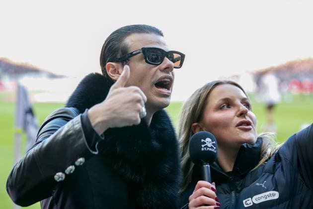 Yungblud eigentlich Dominic Richard Harrison zu Gast bei St Pauli Deutschland , Hamburg , Millerntorstadion , Fussball , 1. Bundesliga , FC St Pauli - TSG Hoffenheim