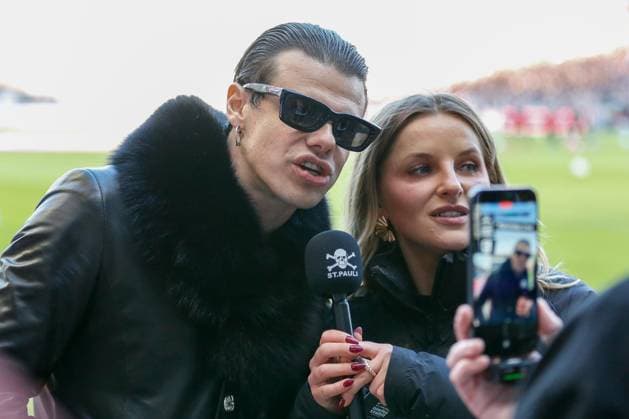 Yungblud eigentlich Dominic Richard Harrison zu Gast bei St Pauli Deutschland , Hamburg , Millerntorstadion , Fussball , 1. Bundesliga , FC St Pauli - TSG Hoffenheim