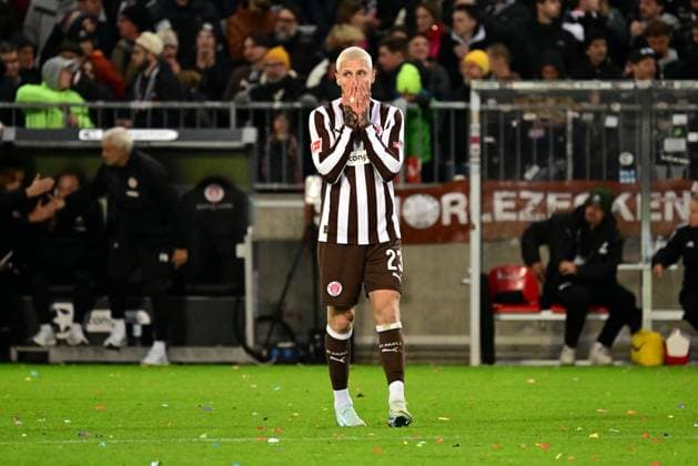 Fussball I Herren I 1. Bundesliga l FC St. Pauli - TSG Hoffenheim I 07. Spieltag I Saison 2025-2026 I St. Pauli I 19.10.2025 I Spiel verloren Oppie Louis (St.Pauli) niedergeschlagen , Sportplatz : Millerntor Stadion, St.Pauli Hamburg Deutschland