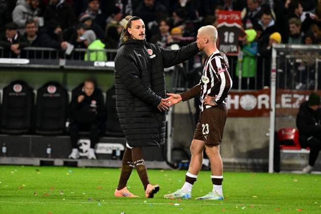 Fussball I Herren I 1. Bundesliga l FC St. Pauli - TSG Hoffenheim I 07. Spieltag I Saison 2025-2026 I St. Pauli I 19.10.2025 I v.l. Irvine Jackson (St.Pauli) , Oppie Louis (St.Pauli) , Sportplatz : Millerntor Stadion, St.Pauli Hamburg Deutschland