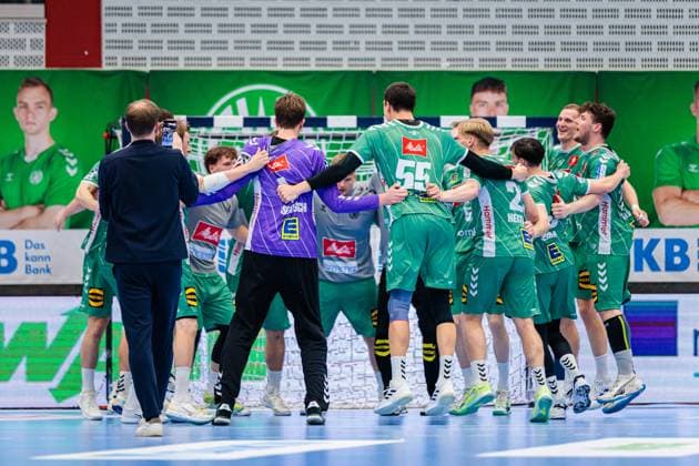 Die Mannschaft von GWD Minden jubelt freut sich nach 33:30 Sieg GER, GWD Minden vs. TSV Hannover-Burgdorf, Handball, 1. Bundesliga, 9. Spieltag, Spielzeit 2025 2026, 19.10.2025 GER, GWD Minden vs. TSV Hannover-Burgdorf, Handball, 1. Bundesliga, 9. Spieltag, Spielzeit 2025 2026, 19.10.2025 Luebbecke Copyright: xEibner-Pressefoto JanxRollingerx EP_JSK