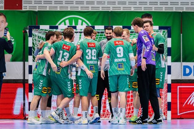 Die Mannschaft von GWD Minden jubelt freut sich nach 33:30 Sieg GER, GWD Minden vs. TSV Hannover-Burgdorf, Handball, 1. Bundesliga, 9. Spieltag, Spielzeit 2025 2026, 19.10.2025 GER, GWD Minden vs. TSV Hannover-Burgdorf, Handball, 1. Bundesliga, 9. Spieltag, Spielzeit 2025 2026, 19.10.2025 Luebbecke Copyright: xEibner-Pressefoto JanxRollingerx EP_JSK