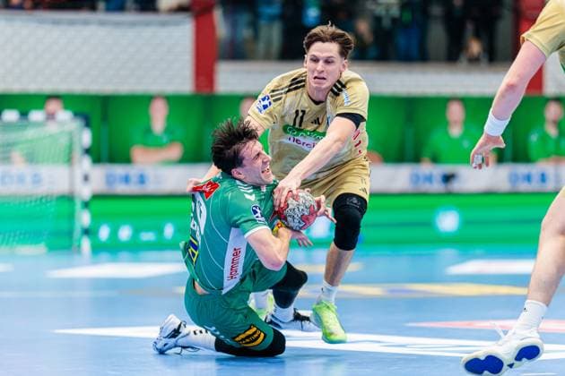v.l. Jakub Sterba (GWD Minden, 19), Maxim Orlov (TSV Hannover-Burgdorf, 11) im Zweikampf GER, GWD Minden vs. TSV Hannover-Burgdorf, Handball, 1. Bundesliga, 9. Spieltag, Spielzeit 2025 2026, 19.10.2025 GER, GWD Minden vs. TSV Hannover-Burgdorf, Handball, 1. Bundesliga, 9. Spieltag, Spielzeit 2025 2026, 19.10.2025 Luebbecke Copyright: xEibner-Pressefoto JanxRollingerx EP_JSK