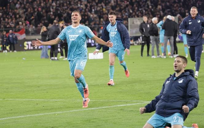 Grischa Proemel (TSG Hoffenheim) feiert mit den Fans Fussball, 1.BL, Saison 2025 2026, Herren, FC St.Pauli gegen TSG 1899 Hoffenheim DFL REGULATIONS PROHIBIT ANY USE OF PHOTOGRAPHS AS IMAGE SEQUENCES AND OR QUASI-VIDEO.