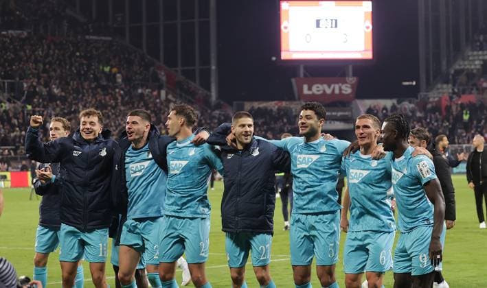 Feiern den Sieg, die Hoffenheimer Spieler Fussball, 1.BL, Saison 2025 2026, Herren, FC St.Pauli gegen TSG 1899 Hoffenheim DFL REGULATIONS PROHIBIT ANY USE OF PHOTOGRAPHS AS IMAGE SEQUENCES AND OR QUASI-VIDEO.