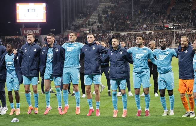 Oliver Baumann (TSG Hoffenheim) und sein Team feiert mit den Fans Fussball, 1.BL, Saison 2025 2026, Herren, FC St.Pauli gegen TSG 1899 Hoffenheim DFL REGULATIONS PROHIBIT ANY USE OF PHOTOGRAPHS AS IMAGE SEQUENCES AND OR QUASI-VIDEO.