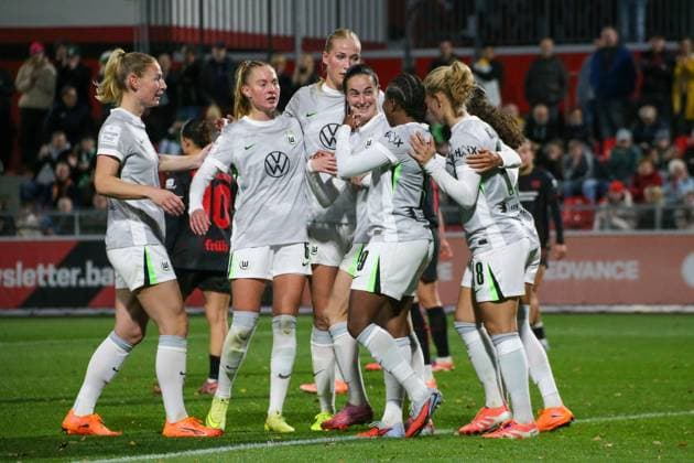 19.10.2025, xgrfx, Fussball Google Pixel Frauen-Bundesliga, Bayer Leverkusen - VfL Wolfsburg v.l. Tor, Lineth Beerensteyn (VfL Wolfsburg) (DFL DFB REGULATIONS PROHIBIT ANY USE OF PHOTOGRAPHS as IMAGE SEQUENCES and or QUASI-VIDEO) Ulrich-Haberland-Stadion