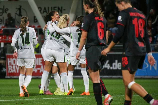 19.10.2025, xgrfx, Fussball Google Pixel Frauen-Bundesliga, Bayer Leverkusen - VfL Wolfsburg v.l. Tor, Guro Bergsvand (VfL Wolfsburg) (DFL DFB REGULATIONS PROHIBIT ANY USE OF PHOTOGRAPHS as IMAGE SEQUENCES and or QUASI-VIDEO) Ulrich-Haberland-Stadion