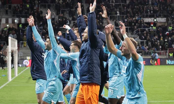 Oliver Baumann (TSG Hoffenheim) und seine Mannschaft feiern mit den Fans Fussball, 1.BL, Saison 2025 2026, Herren, FC St.Pauli gegen TSG 1899 Hoffenheim DFL REGULATIONS PROHIBIT ANY USE OF PHOTOGRAPHS AS IMAGE SEQUENCES AND OR QUASI-VIDEO.