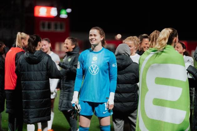 19.10.25, Frauen, Fussball, Google Pixel Frauen Bundesliga, Saison 2025 2026, Bayer 04 Leverkusen - VfL Wolfsburg, 7. Spieltag Stina Johannes ( 1 - VfL Wolfsburg) Freude über Sieg nach dem Spiel Leverkusen Ulrich-Haberland-Stadion NRW Deutschland