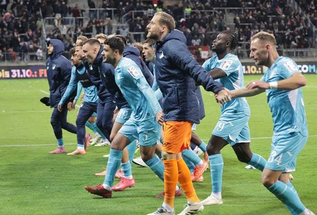 Oliver Baumann (TSG Hoffenheim) und seine Mannschaft feiern mit den Fans Fussball, 1.BL, Saison 2025 2026, Herren, FC St.Pauli gegen TSG 1899 Hoffenheim DFL REGULATIONS PROHIBIT ANY USE OF PHOTOGRAPHS AS IMAGE SEQUENCES AND OR QUASI-VIDEO.