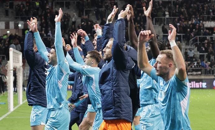 Oliver Baumann (TSG Hoffenheim) und seine Mannschaft feiern mit den Fans Fussball, 1.BL, Saison 2025 2026, Herren, FC St.Pauli gegen TSG 1899 Hoffenheim DFL REGULATIONS PROHIBIT ANY USE OF PHOTOGRAPHS AS IMAGE SEQUENCES AND OR QUASI-VIDEO.