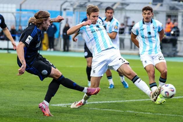 Joshua Bitter 29 (MSV Duisburg) mit einem Torschuss, den Siemen Voet 3 (TSV 1860 Muenchen) nicht verhindern kann, TSV 1860 Muenchen vs. MSV Duisburg, DFL, Dritte Liga, Saison 2025 2026, Stadion an der Gruenwalder Strasse, Hinrunde, 11. Spieltag, 19.10.2025 DFB regulations prohibit any use of photographs as image sequences and or quasi-video Muenchen Bayern Deutschland
