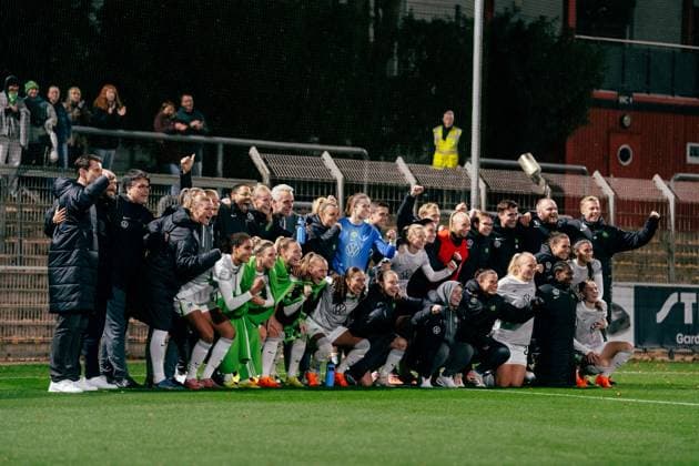 19.10.25, Frauen, Fussball, Google Pixel Frauen Bundesliga, Saison 2025 2026, Bayer 04 Leverkusen - VfL Wolfsburg, 7. Spieltag VFL Wolfsburg Sieg Gruppenbild nach dem Spiel vor der Fankurve Leverkusen Ulrich-Haberland-Stadion NRW Deutschland
