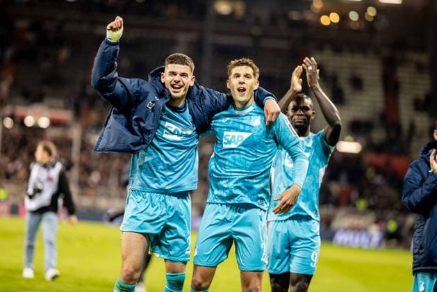 Hamburg, 19. Oktober 2025 - Fußball, 1. Bundesliga 2025 26, FC St. Pauli - TSG 1899 Hoffenheim: Albian Hajdari (TSG 1899 Hoffenheim, 21), Robin Hranac (TSG 1899 Hoffenheim, 2) DFL REGULATIONS PROHIBIT ANY USE OF PHOTOGRAPHS AS IMAGE SEQUENCES AND OR QUASI-VIDEO.