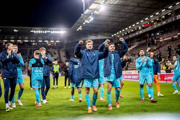 Hamburg, 19. Oktober 2025 - Fußball, 1. Bundesliga 2025 26, FC St. Pauli - TSG 1899 Hoffenheim: Spieler der TSG 1899 Hoffenheim bejubeln 0:3-Sieg DFL REGULATIONS PROHIBIT ANY USE OF PHOTOGRAPHS AS IMAGE SEQUENCES AND OR QUASI-VIDEO.