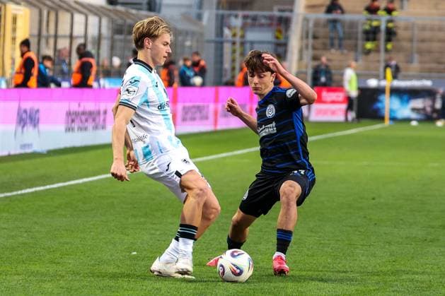links nach rechts: Clemens Lippmann 41 (TSV 1860 Muenchen) gegen Simon Symalla 23 (MSV Duisburg), Aktion, TSV 1860 Muenchen vs. MSV Duisburg, DFL, Dritte Liga, Saison 2025 2026, Stadion an der Gruenwalder Strasse, Hinrunde, 11. Spieltag, 19.10.2025 DFB regulations prohibit any use of photographs as image sequences and or quasi-video Muenchen Bayern Deutschland