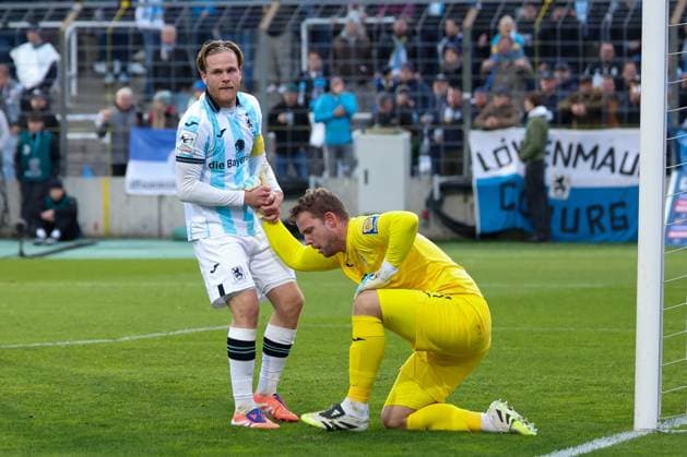 Thore Jacobsen 5 (TSV 1860 Muenchen) hilft Keeper Thomas Daehne 21 (TSV 1860 Muenchen) hoch, TSV 1860 Muenchen vs. MSV Duisburg, DFL, Dritte Liga, Saison 2025 2026, Stadion an der Gruenwalder Strasse, Hinrunde, 11. Spieltag, 19.10.2025 DFB regulations prohibit any use of photographs as image sequences and or quasi-video Muenchen Bayern Deutschland