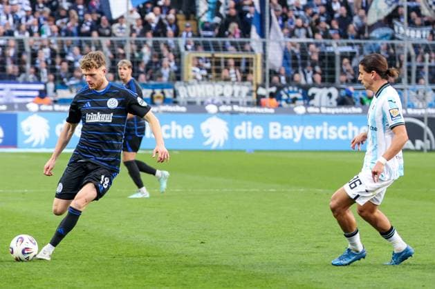 Steffen Meuer 18 (MSV Duisburg) in Aktion gegen Tunay Deniz 36 (TSV 1860 Muenchen), TSV 1860 Muenchen vs. MSV Duisburg, DFL, Dritte Liga, Saison 2025 2026, Stadion an der Gruenwalder Strasse, Hinrunde, 11. Spieltag, 19.10.2025 DFB regulations prohibit any use of photographs as image sequences and or quasi-video Muenchen Bayern Deutschland