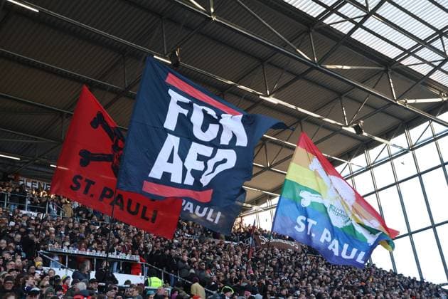 GER, Hamburg, Fussball, DFL, FC St. Pauli vs TSG 1899 Hoffenheim , im Millerntor Stadion , 19.10.2025 , v.l. Fans, Stimmung, Schals, Trikots, Emotionen DFL regulations prohibit any use of photographs as image sequences and or quasi-video. Copyright: HMBxMedia FernandoxSoares